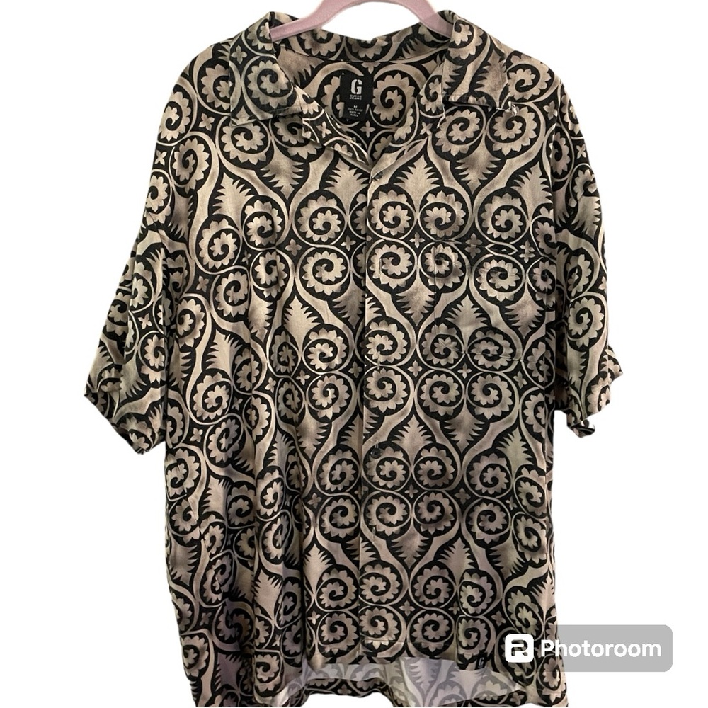 Guess brand button down shirt. Soft durable material, fun pattern. Men’s M
